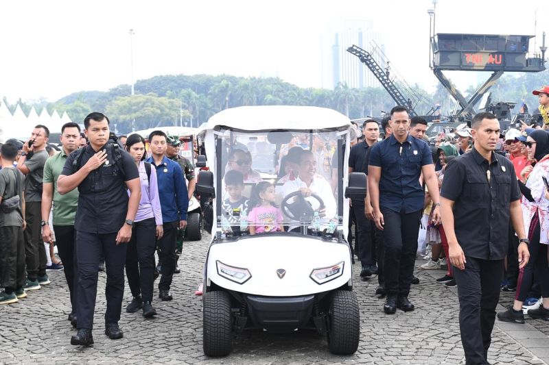 Presiden Jokowi Ajak Cucu-Cucu Kunjungi Pameran Alutsista di Monas