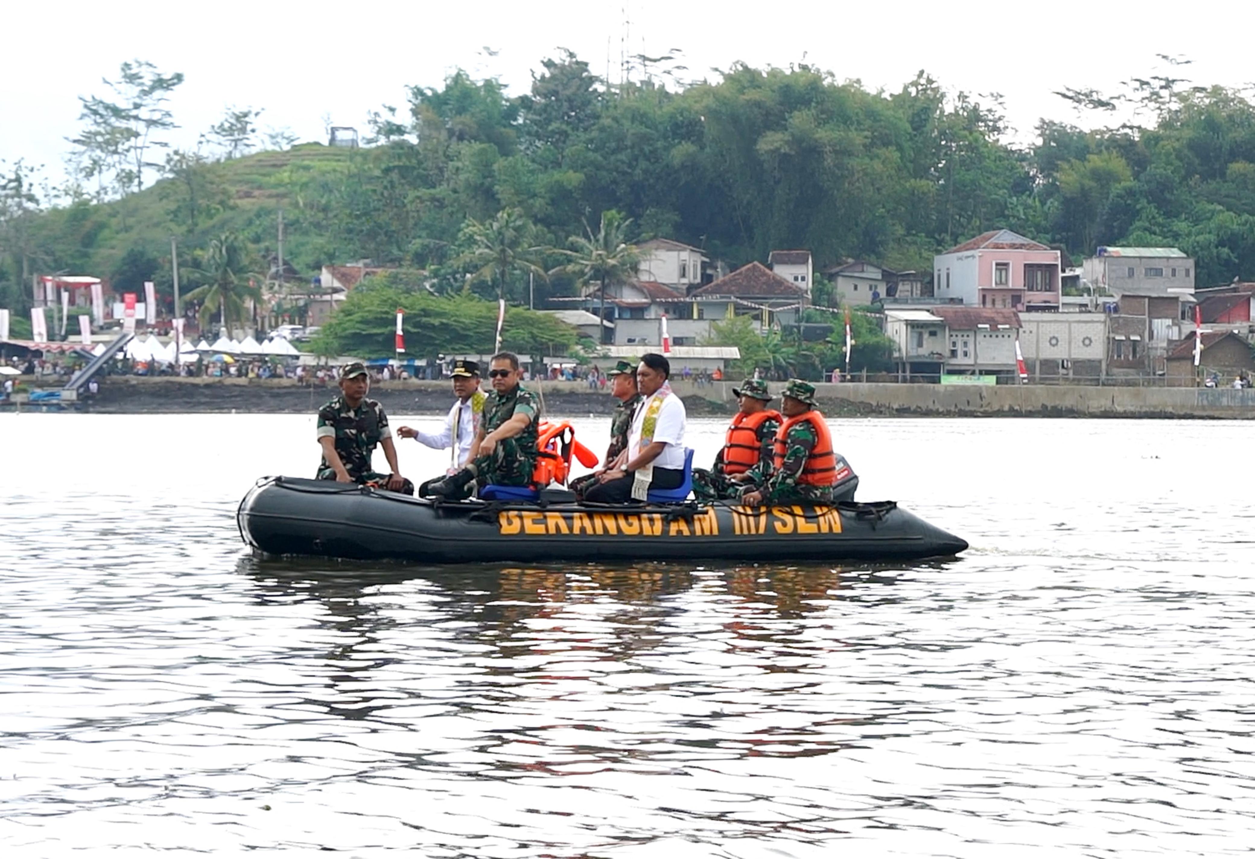 Mandiri Sahabat Desa Gerakkan Ekonomi Lewat Aksi Bersih Waduk di Jawa Barat