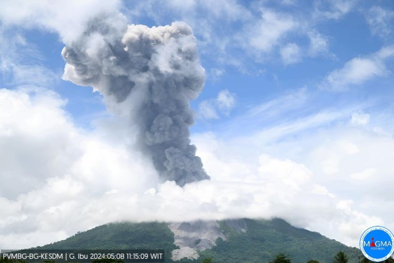 Gunung Ibu Erupsi, Semburkan Abu Vulkanik Dengan Tinggi 1.500 Meter