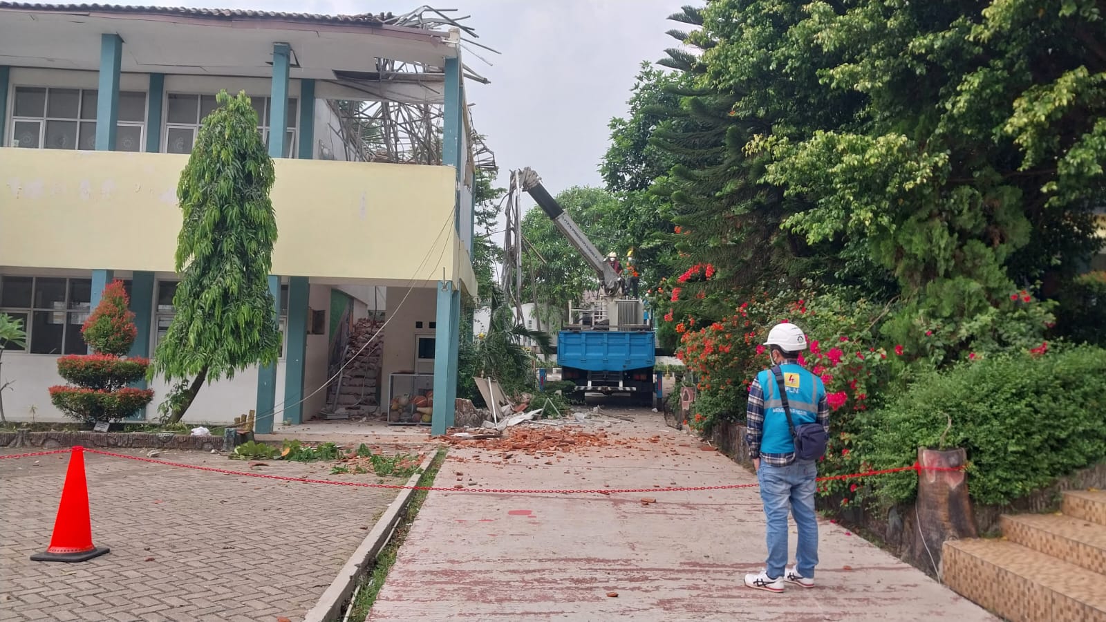 Atap Bangunan SMKN 1 Cileungsi Runtuh, Panik hingga Loncat ke Pohon untuk Selamatkan Diri