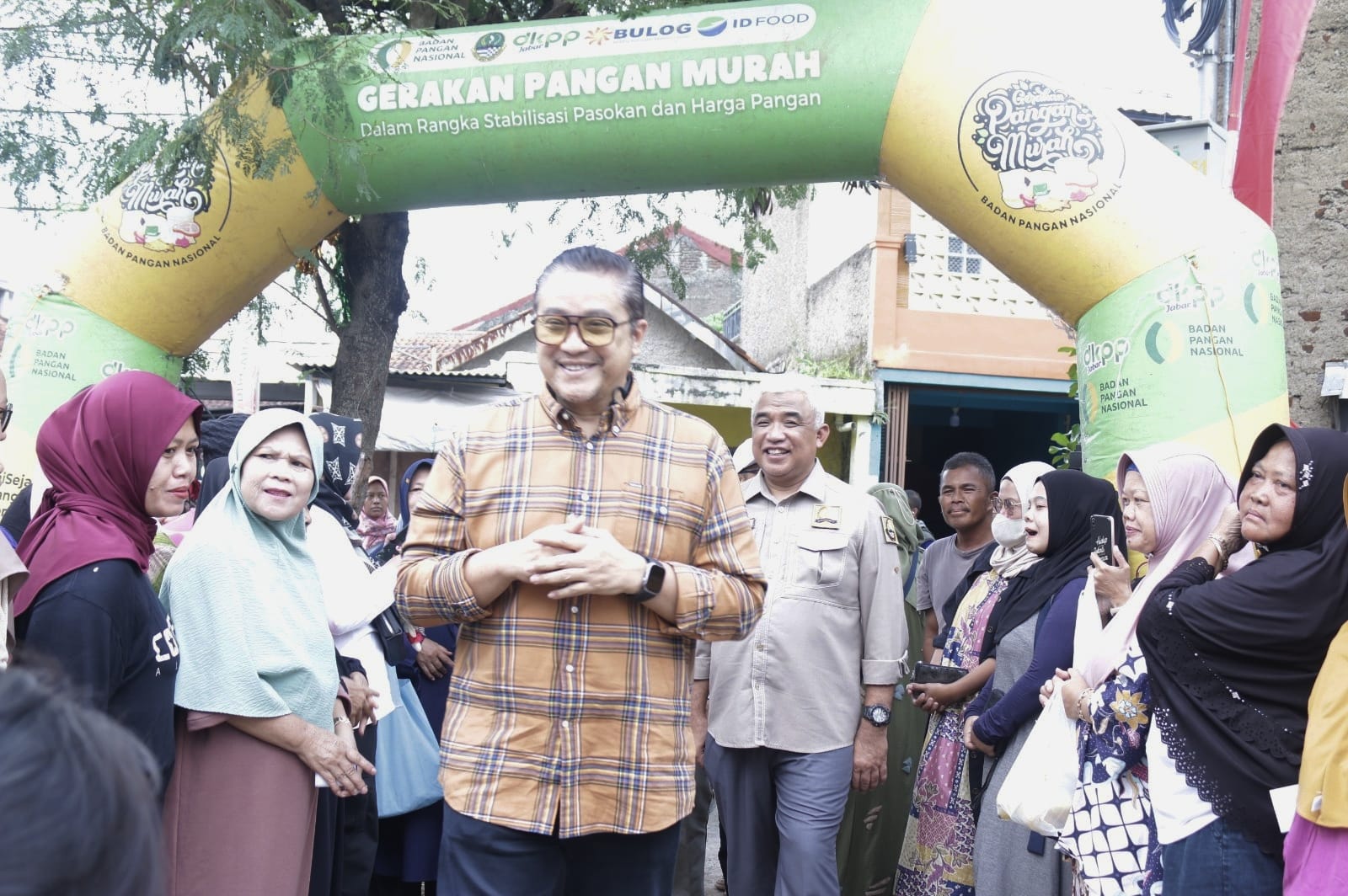 Warga Baleendah Antri untuk Pasar Murah Desa Malakasari