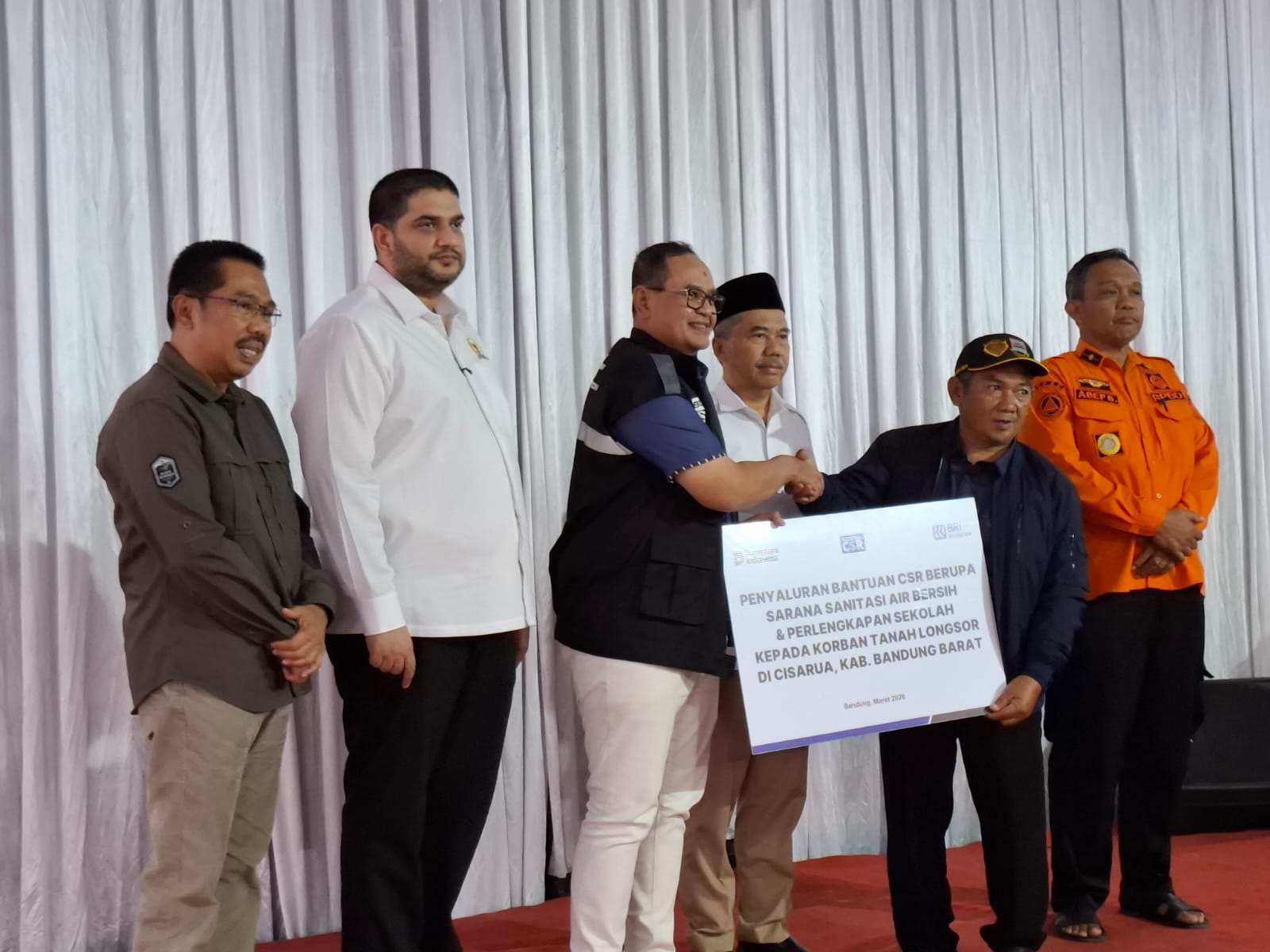 BRI Insurance Salurkan Santunan dan Bantuan untuk Korban Longsor Pasirlangu