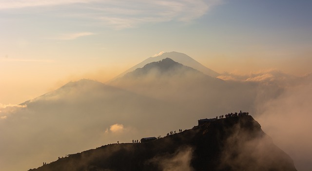 Mau Mendaki Tapi Takut? Tenang, Ini 5 Rekomendasi Gunung yang Aman untuk Pemula      