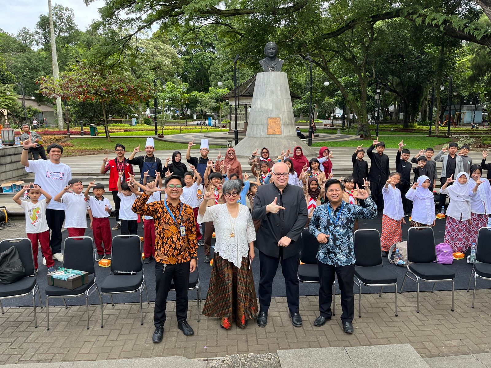 PT Penerbit Erlangga Dorong Indeks Literasi Bandung Lewat Roadshow Perpustakaan Keliling BIMO