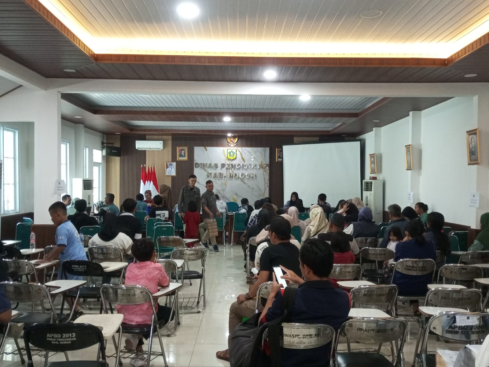 Wali Murid di Kabupaten Bogor Keluhkan Server SPMB