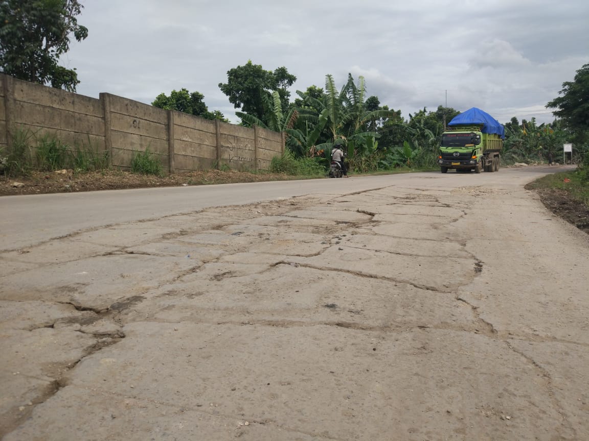 Jalan Rusak di Klapanunggal, Camat Akan Tegur Perusahaan
