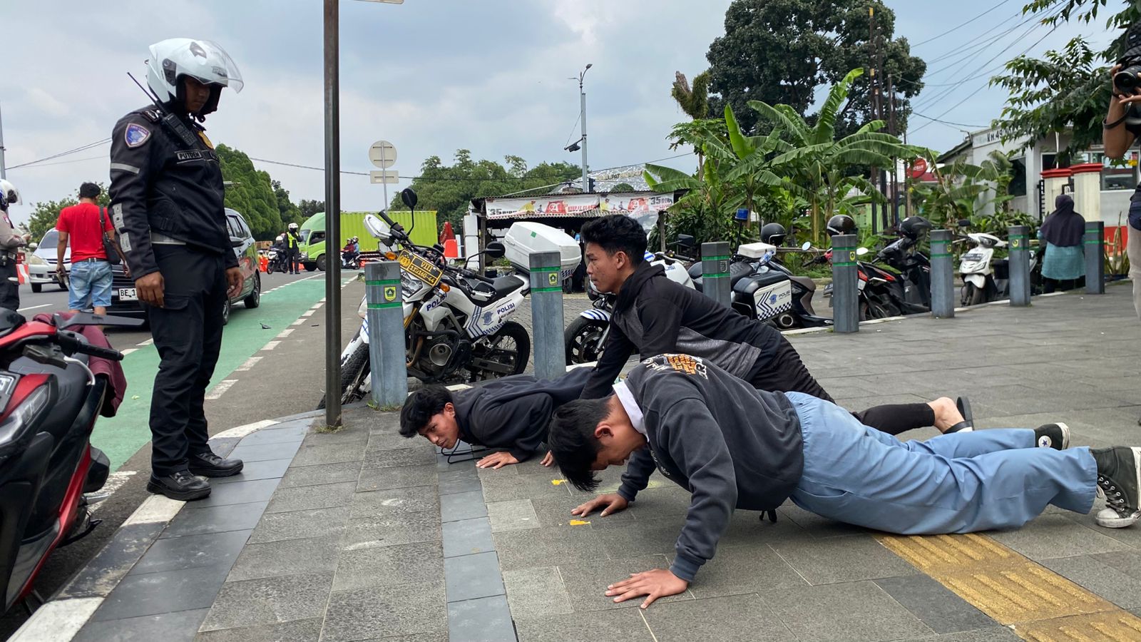 Saat Pelajar Asal Jakarta Lawan Arah, Satlantas Polres Bogor Beri Hukuman 150 Kali Push Up