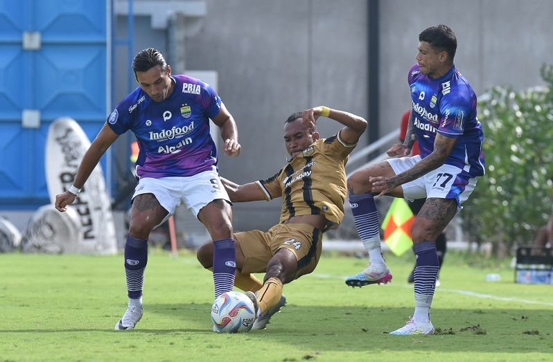 Senang Bermain Lagi, Ezra Walian Menikmati Peran Jadi Gelandang Persib