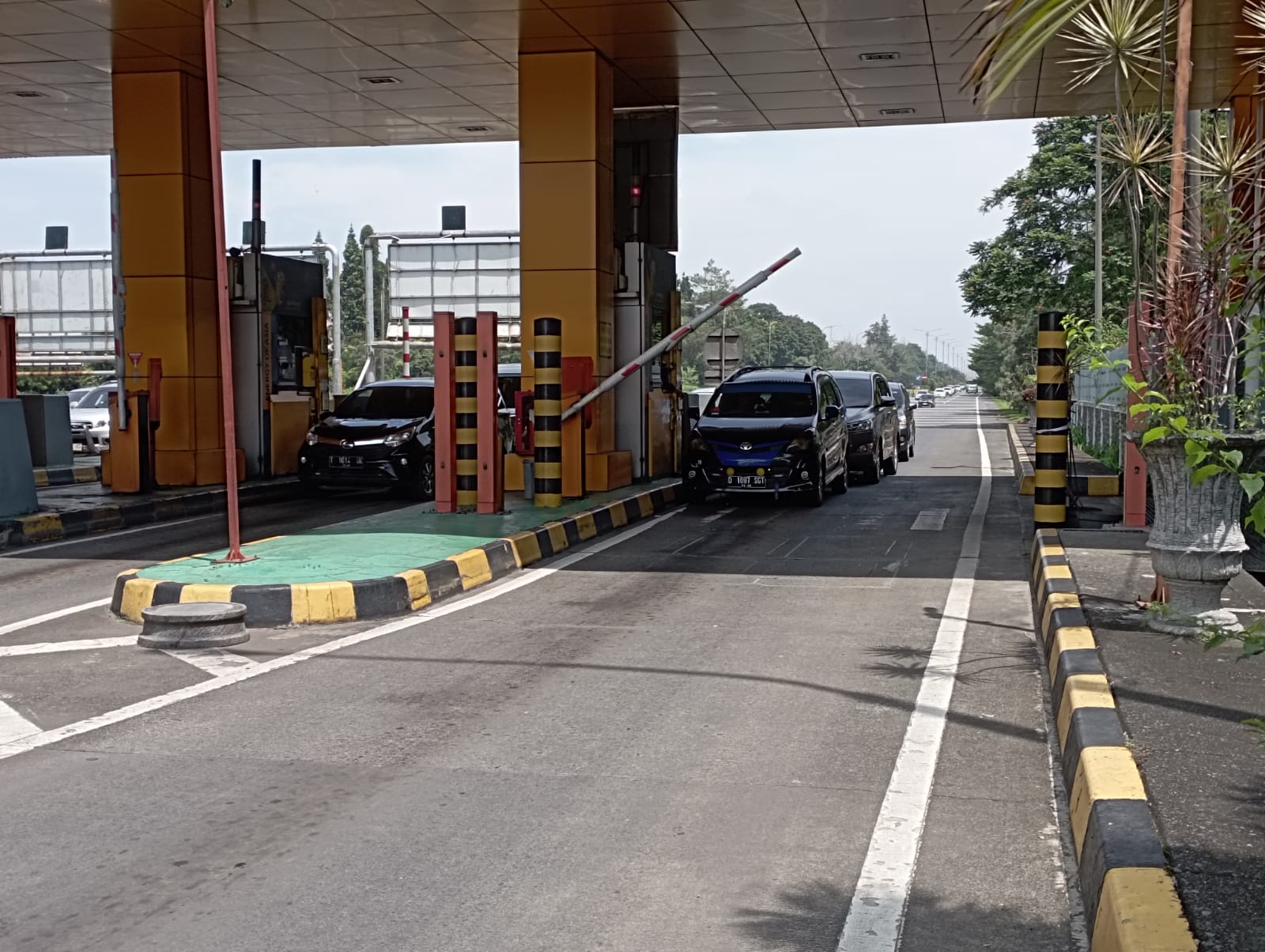 Kendaraan di Gerbang Tol Pasteur Masih Stabil Menjelang H-2 Lebaran  