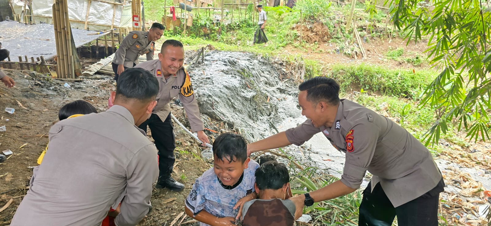 Tak Ada Lagi Kekeringan, Masyarakat Desa Tapos Bisa Nikmati Air Sumur yang Dibuat Polres Bogor
