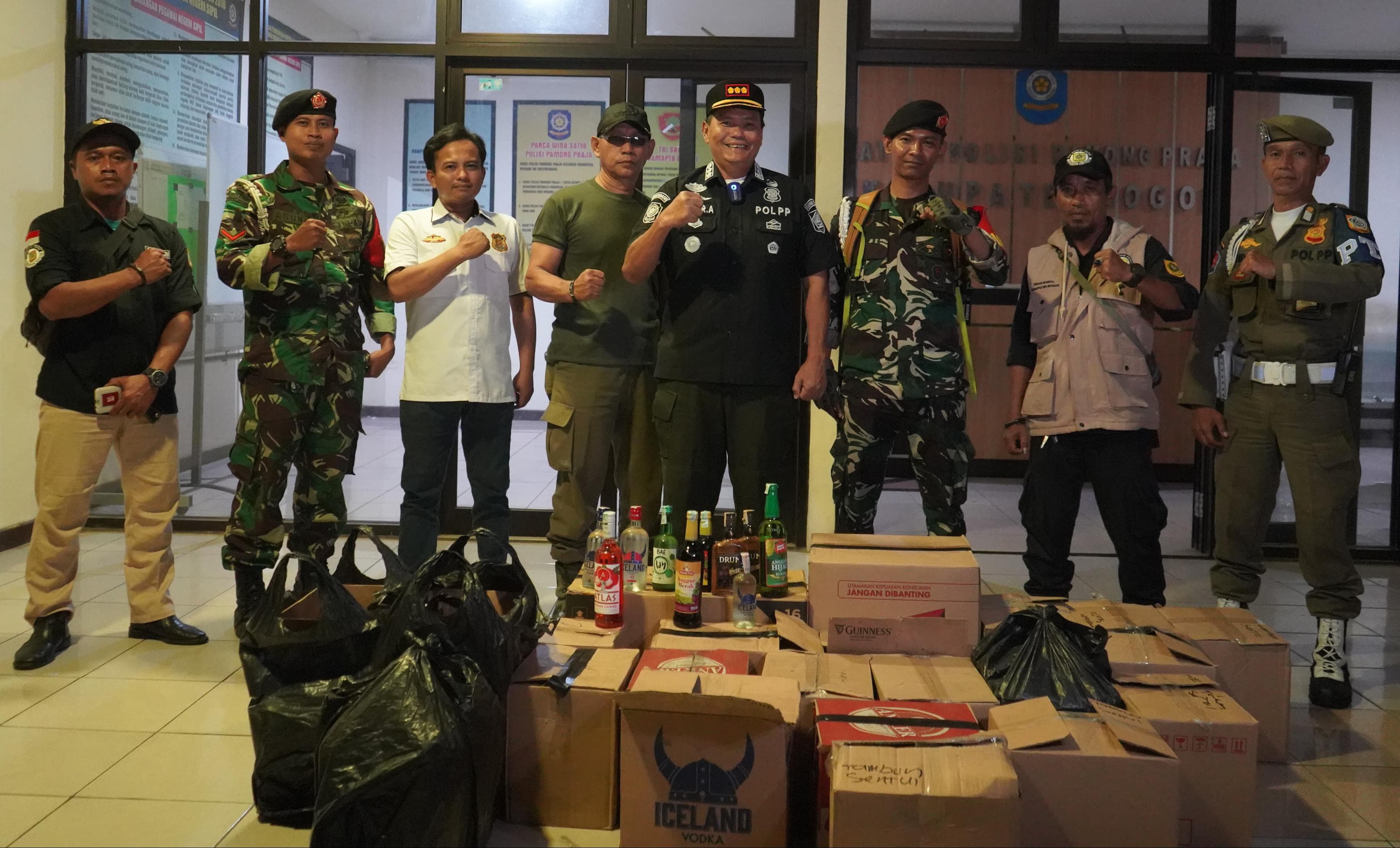 Satpol PP Kabupaten Bogor Sita Ratusan Botol Miras dan Amankan PSK