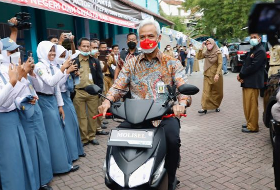 Ganjar Pranowo Kendarai Motor Listrik Molisel Karya Anak Negeri