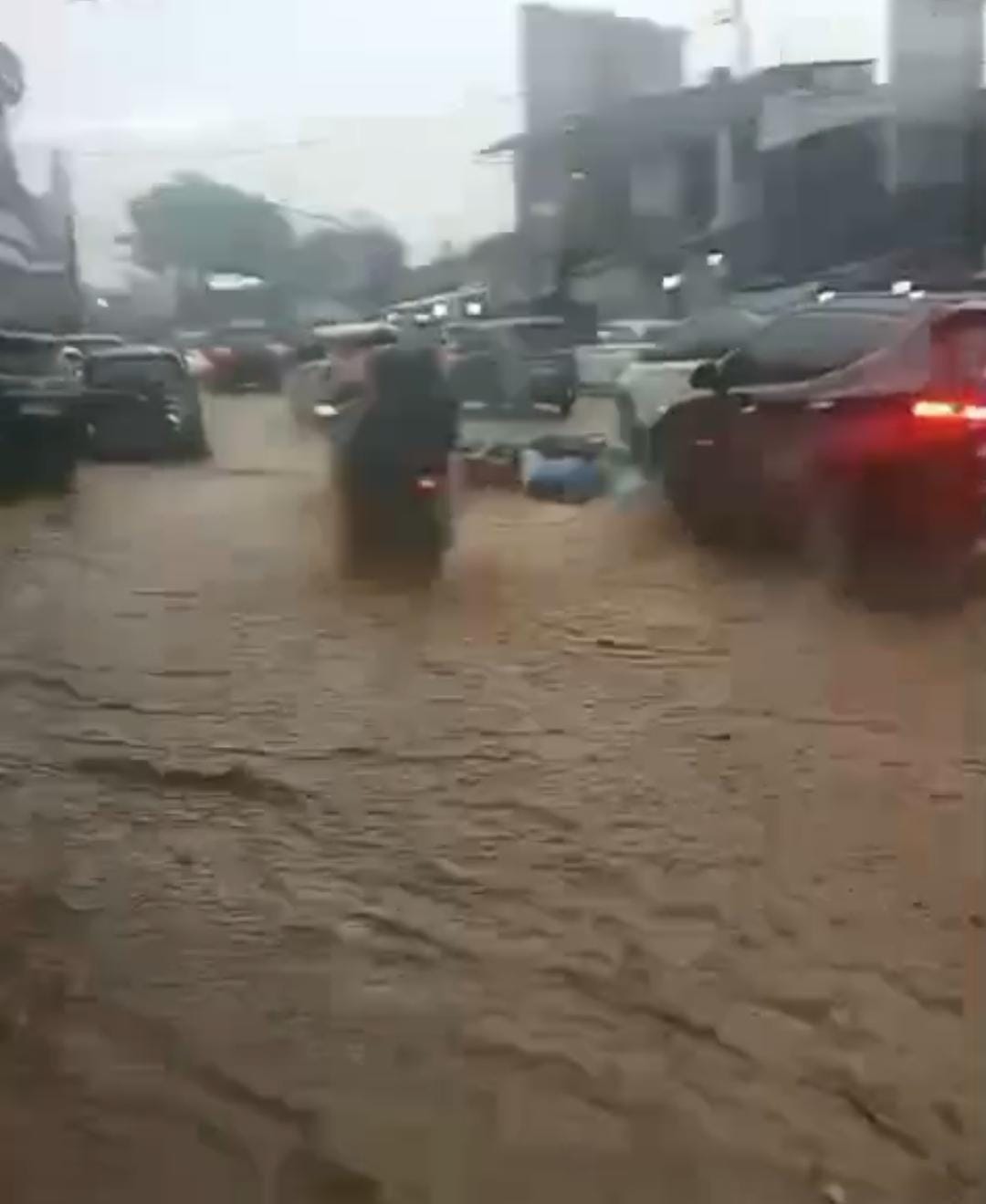Banjir di Jembatan Gadog Puncak Bogor, Polisi: Pengendara Harus Waspada