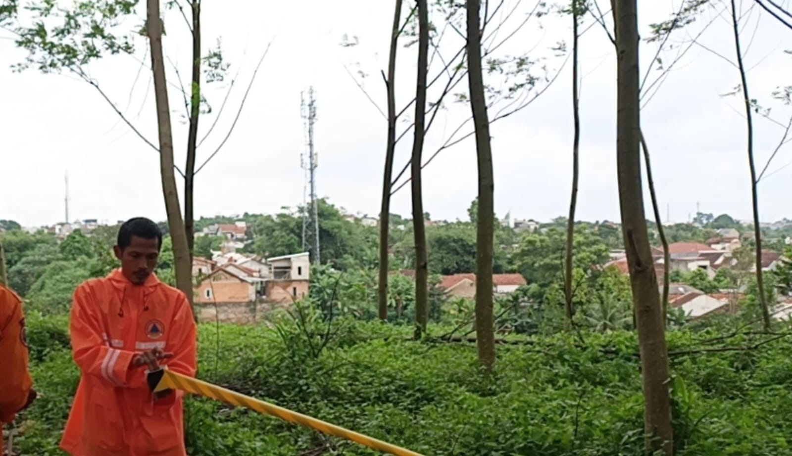 Tanah Eks Lokasi TPA Hutan Kota di Pondok Rajeg Longsor