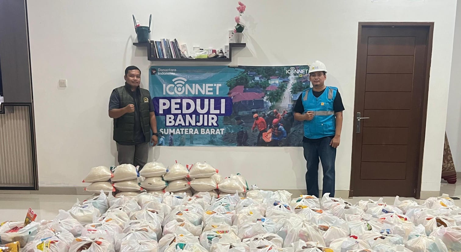Terkoneksi dengan Hati, ICONNET Sigap Menyalurkan Bantuan untuk Korban Banjir Padang