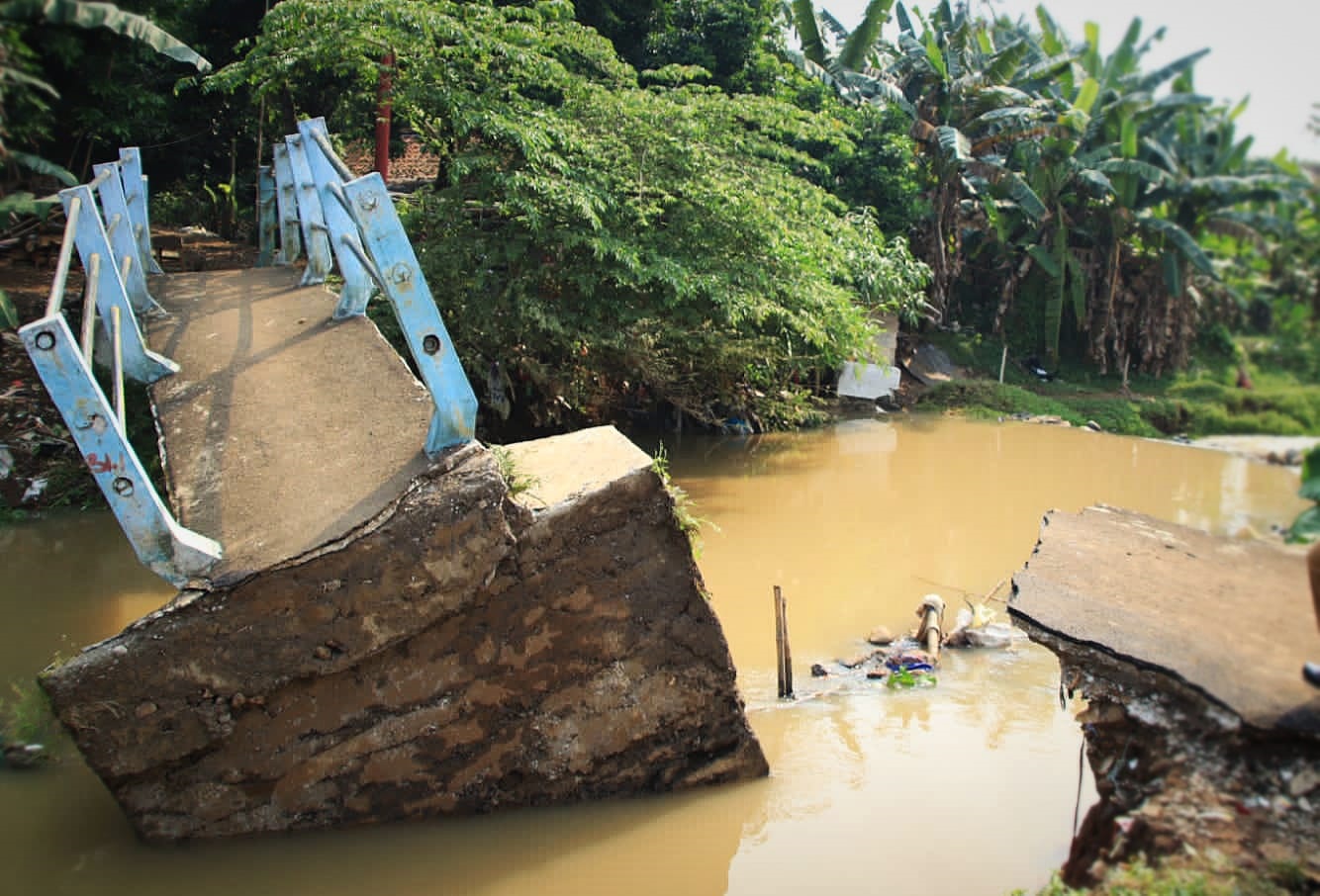Jembatan Kali Ciluar Bogor Ambruk, Akses Jalan Pelajar ke Sekolah Terputus