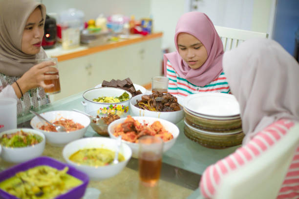 5 Cara Mengatasi Perut Begah Setelah Makan Berlebihan Saat Lebaran