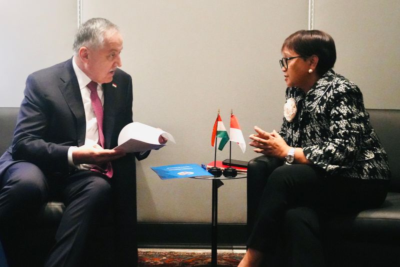 Retno Marsudi Bertemu dengan Menteri Luar Negeri Tajikistan untuk Perkuat Hubungan Bilateral