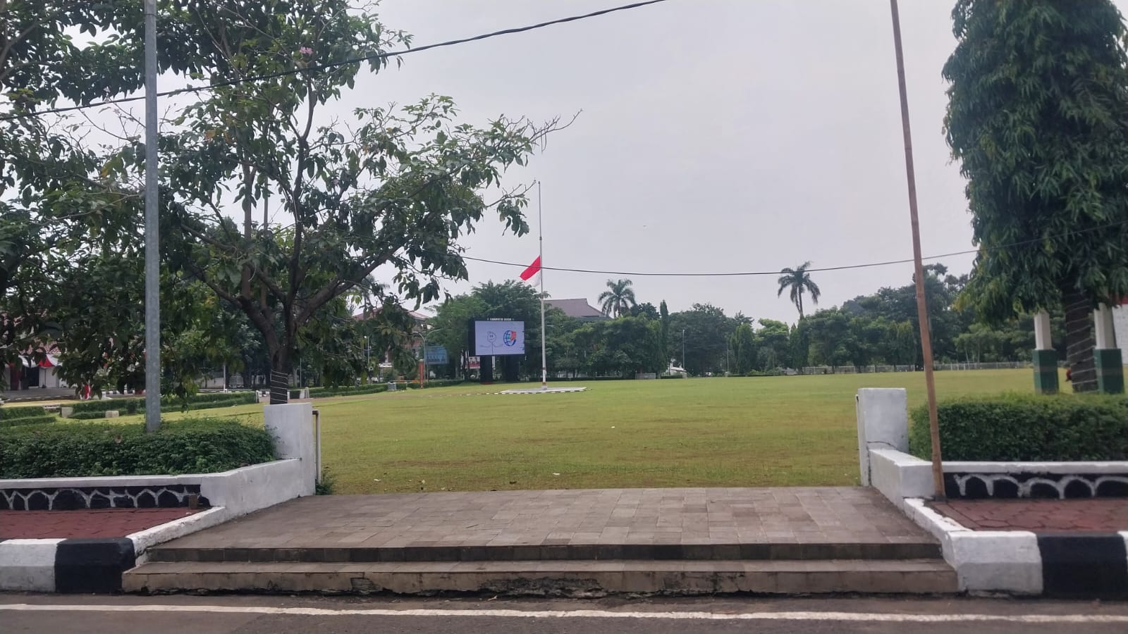 Kibarnya Bendera Merah Putih Setengah Tiang di Lingkungan Pemerintah Kabupaten Bogor