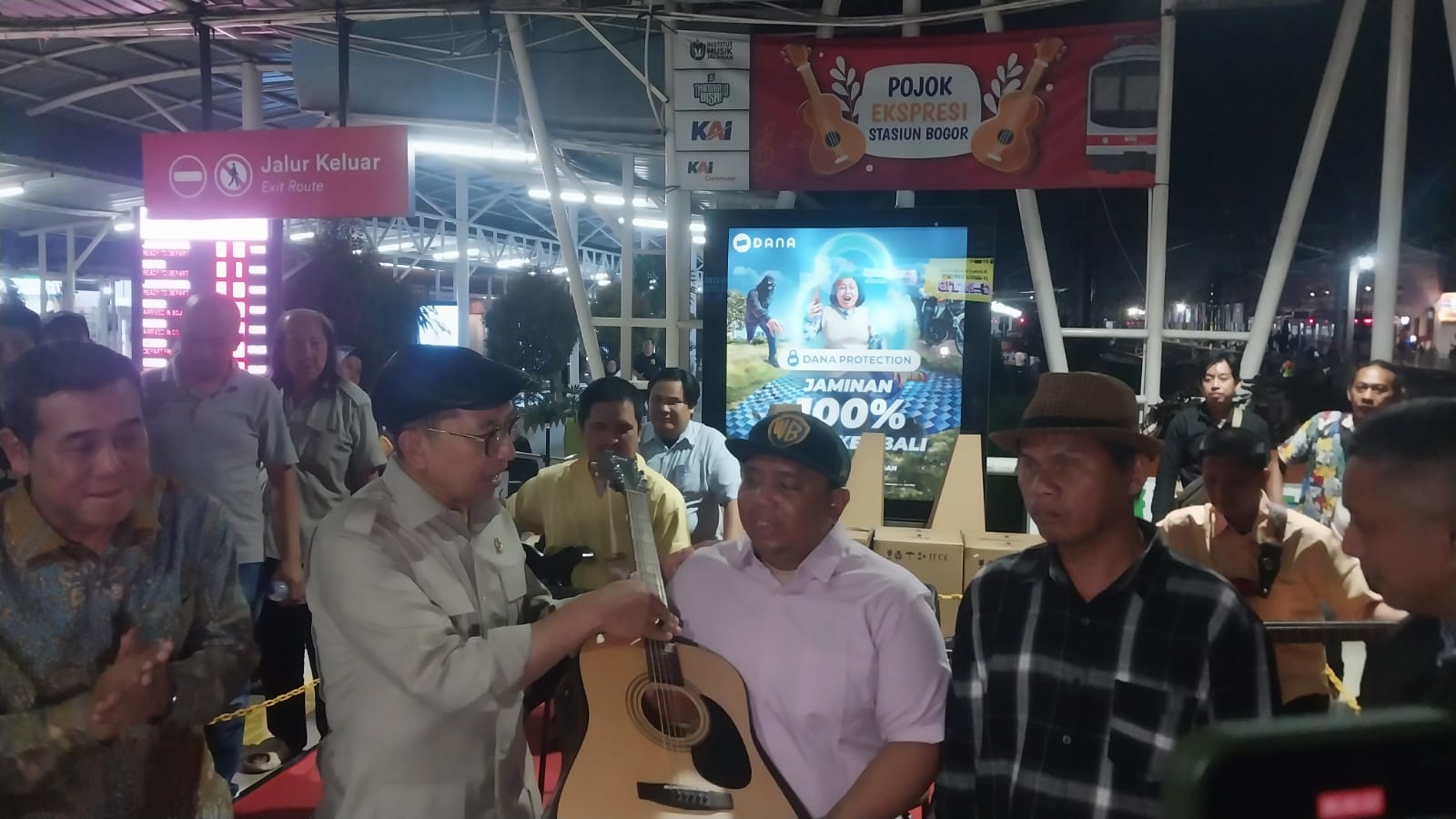 Menteri Fadli Zon Sapa Musisi Jalanan Difabel Netra di Stasiun Bogor