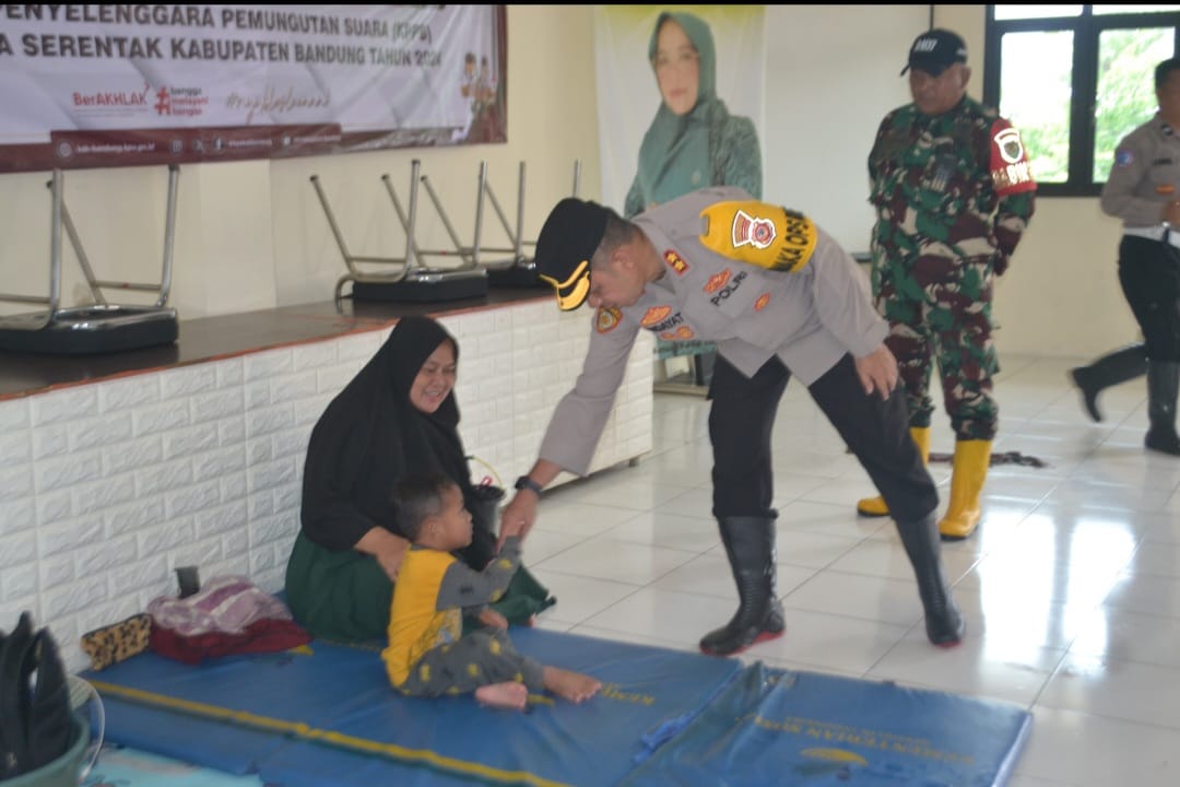 Pastikan Keselamatan Warga Terdampak, Polresta Bandung Tinjau Lokasi Banjir