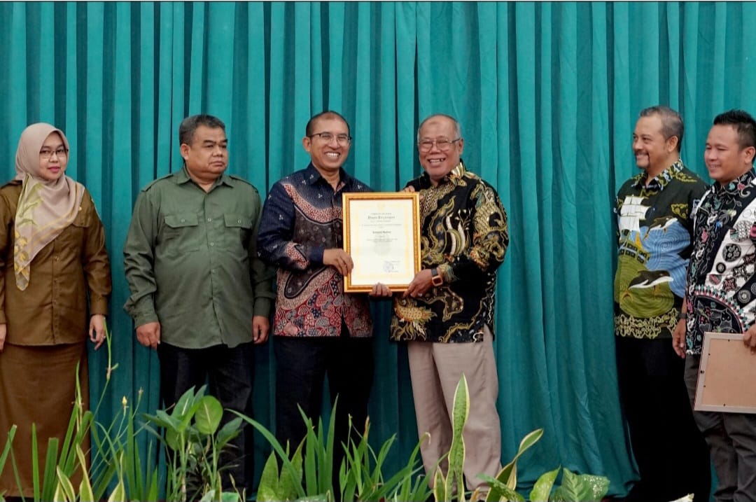 Predikat Tertinggi Kabupaten Sehat, Pj Gubernur Jabar Anugerahi Swasti Saba Wistara untuk Pemkab Bandung