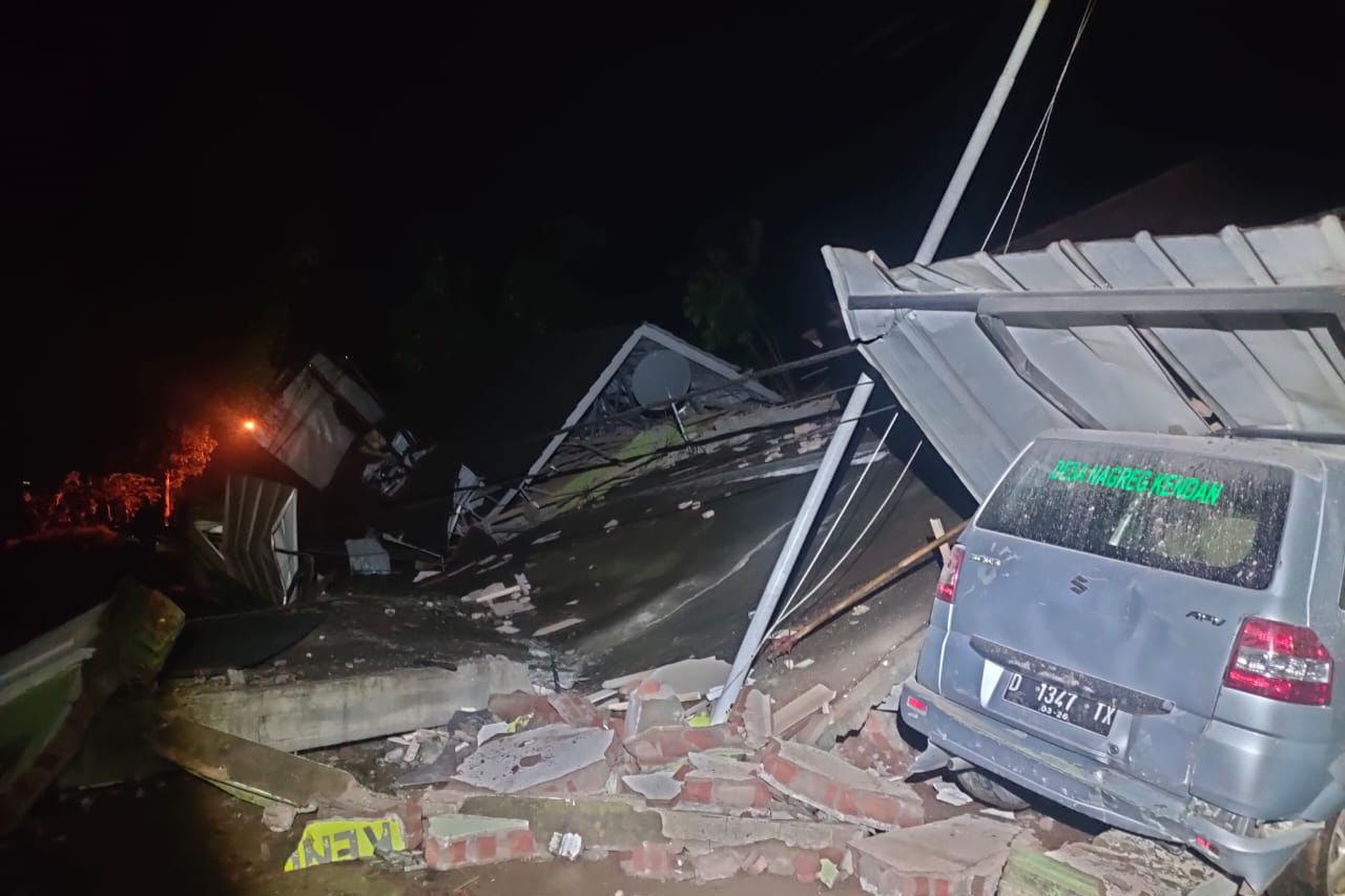 Kantor Desa dan Rumah Warga Rusak Akibat Longsor di Nagreg Bandung: Tiga Orang Terluka