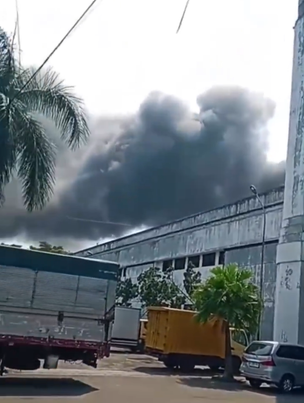 Pabrik di Panyileukan Bandung Terbakar Diduga dari Tempat Pembuangan Sampah