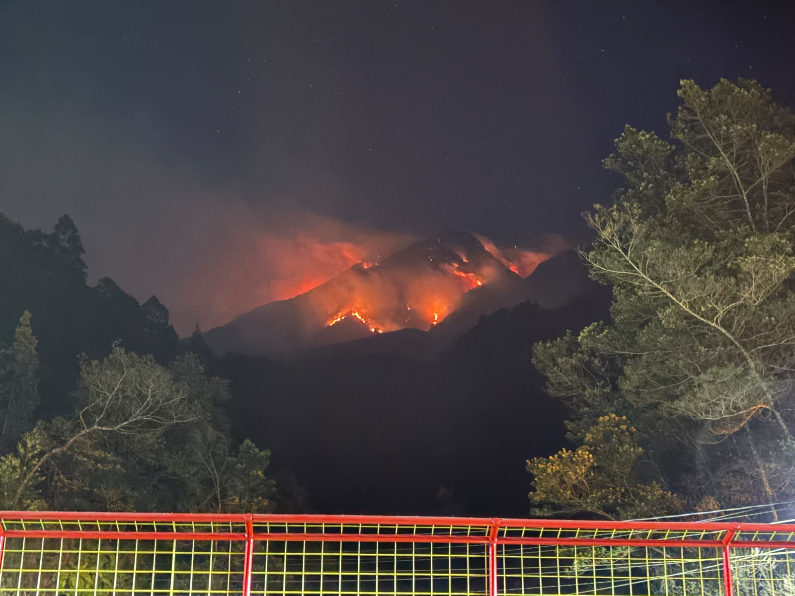 Karhutla Gunung Lawu dan Sumbing, Gubernur Ahmad Luthfi Terus Upayakan Pemadaman