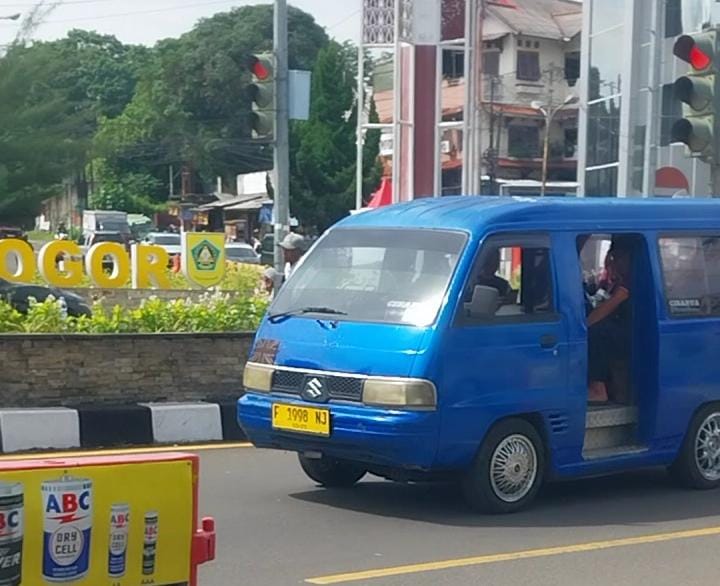 Meski Dilarang Beroperasi Sementara, Angkot Masih Lintasi Kawasan Puncak