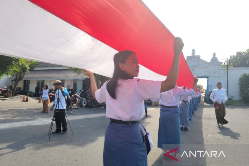 Keraton Surakarta Rayakan Sumpah Pemuda dengan Bendera Merah Putih 1.000 Meter   