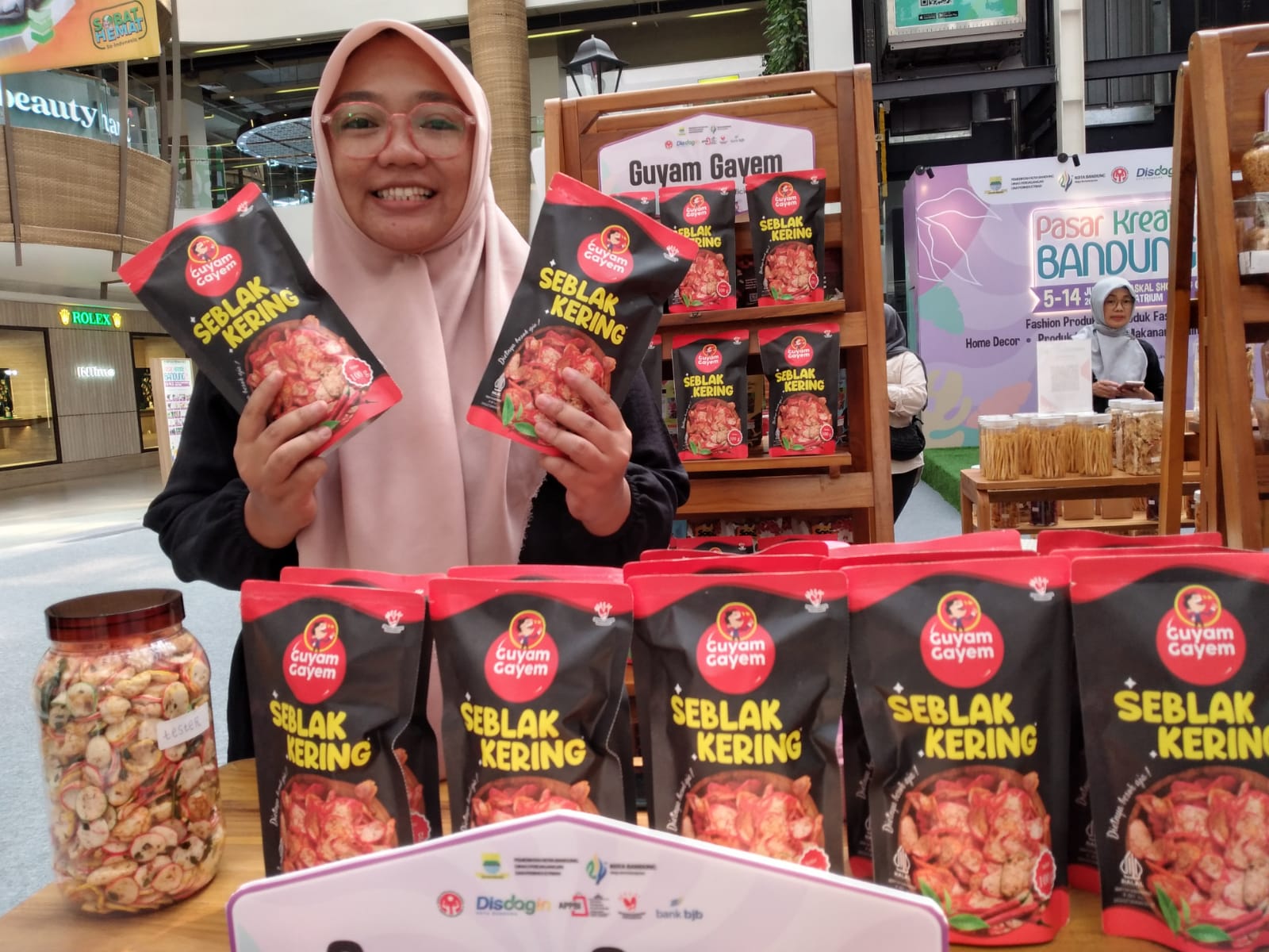 UMKM Bandung Inovasikan Seblak jadi Snack Kering yang Praktis