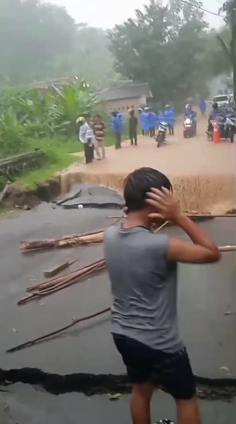 Jembatan Amblas Imbas Hujan Deras