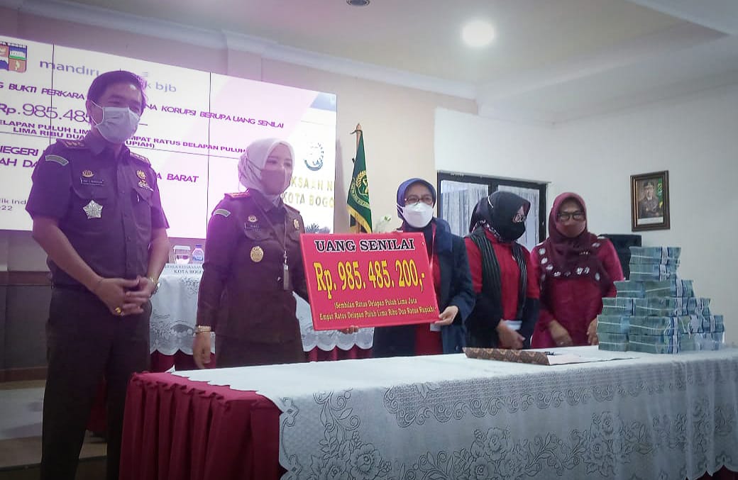 Pemprov Jabar Terima Pengembalian Barbuk Uang Hasil Korupsi Dana BOS dari Kejari Kota Bogor 