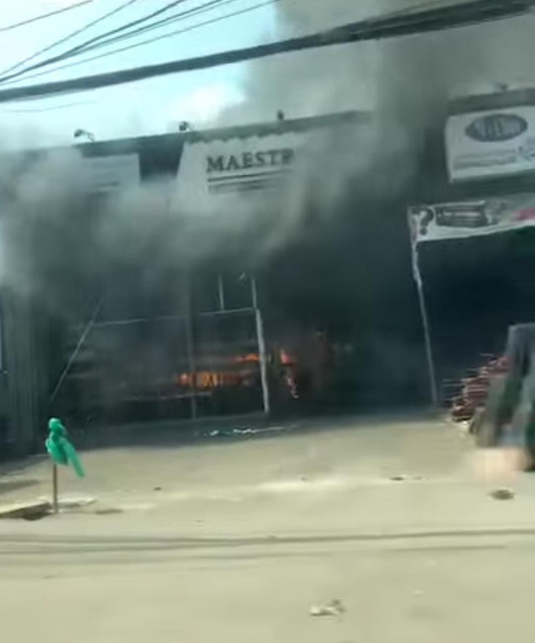 Sebuah Toko Bangunan di Gunungputri Bogor Hangus Terbakar, Damkar Kerahkan 5 Unit