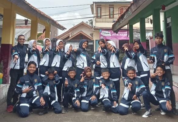 Penyerahan Jaket sebagai Reward Perjuangan anak-anak Paskibra SDN 2 Cipanas