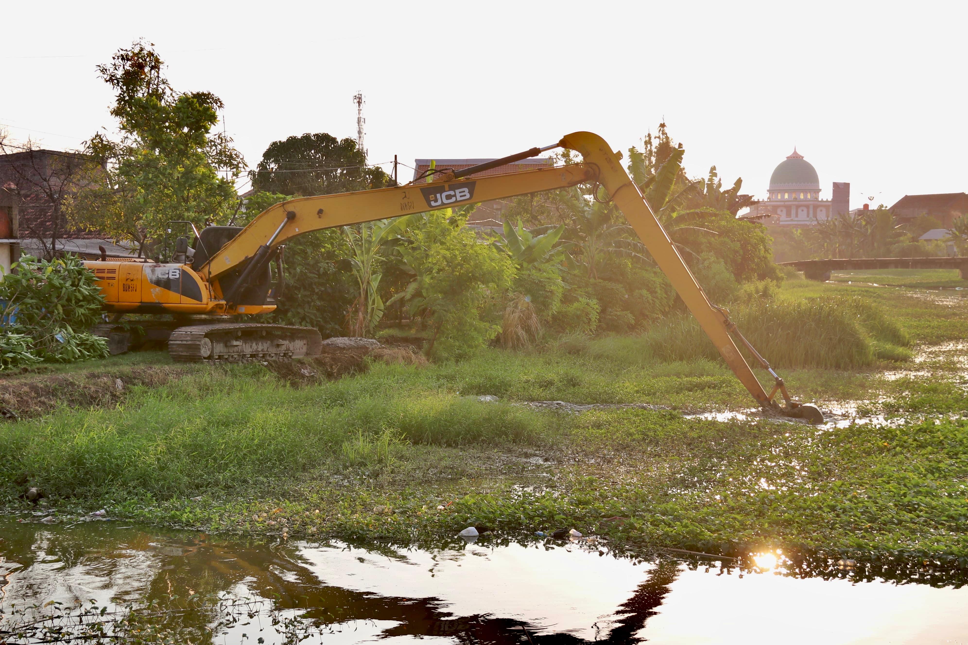 Atasi Banjir Rob di Sayung Demak, Pemprov Jateng Lakukan Pengerukan Sedimen Sungai Dombo