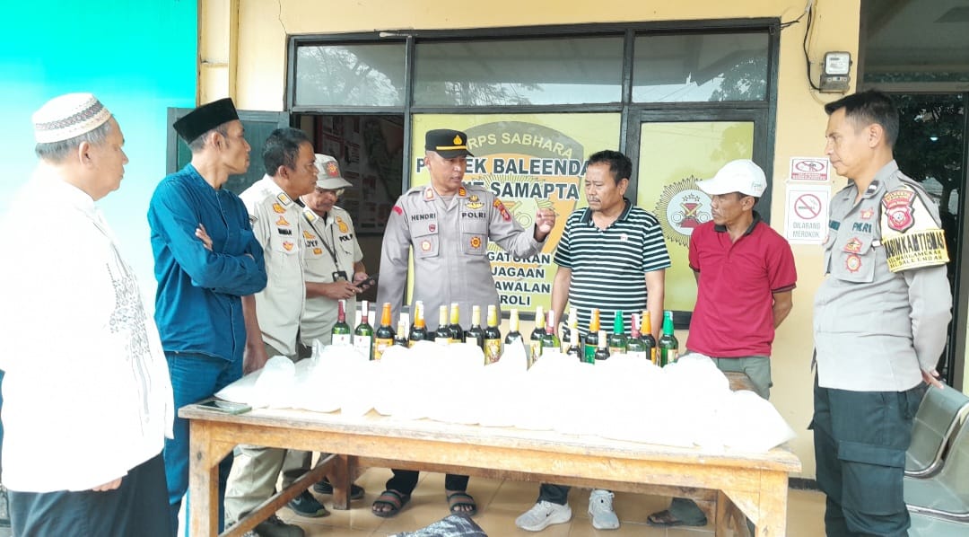 Terima Aduan Warga, Polsek Baleendah Gerebek Sebuah Warung: Sita 20 Botol Miras dan Tuak Siap Edar