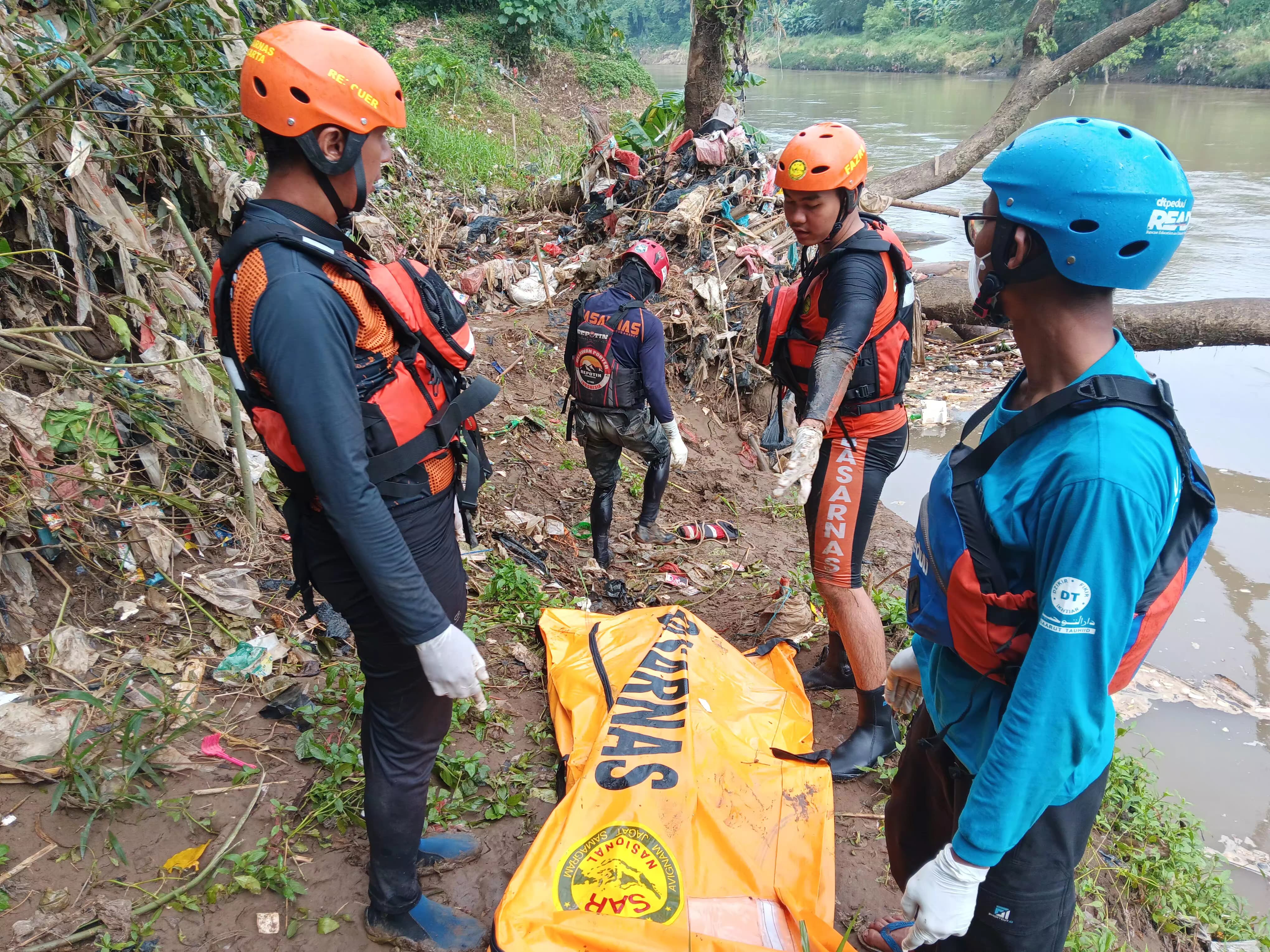 Pekerja Kontraktor yang Terpeleset dari Jembatan Leuwiranji Ditemukan Meninggal Dunia di Tangsel