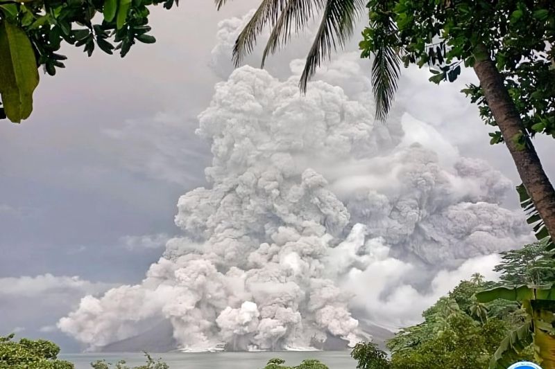 Gunung Ruang di Sulawesi Utara Meletus, PVMBG Tingkatkan Status Waspada  