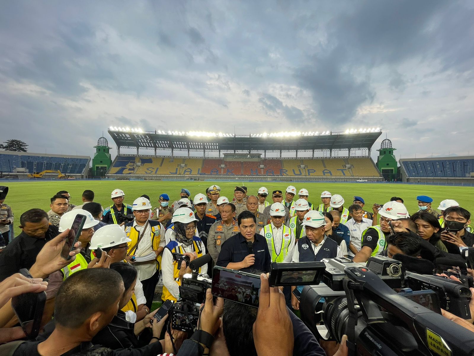 Persiapan Piala Dunia U-20, Erick Thohir kunjungi Stadion Si Jalak Harupat