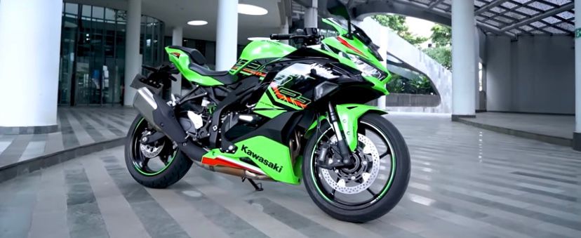 BARU! Motor Supersport New Kawasaki Ninja ZX-25RR 2024 Gendong Mesin Bertenaga 250cc, Harganya Berapa Ya?