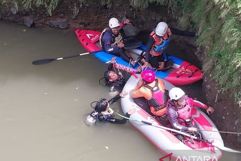 Tim SAR Gabungan Evakuasi Anak Hanyut di Sungai Ciliwung Bogor   