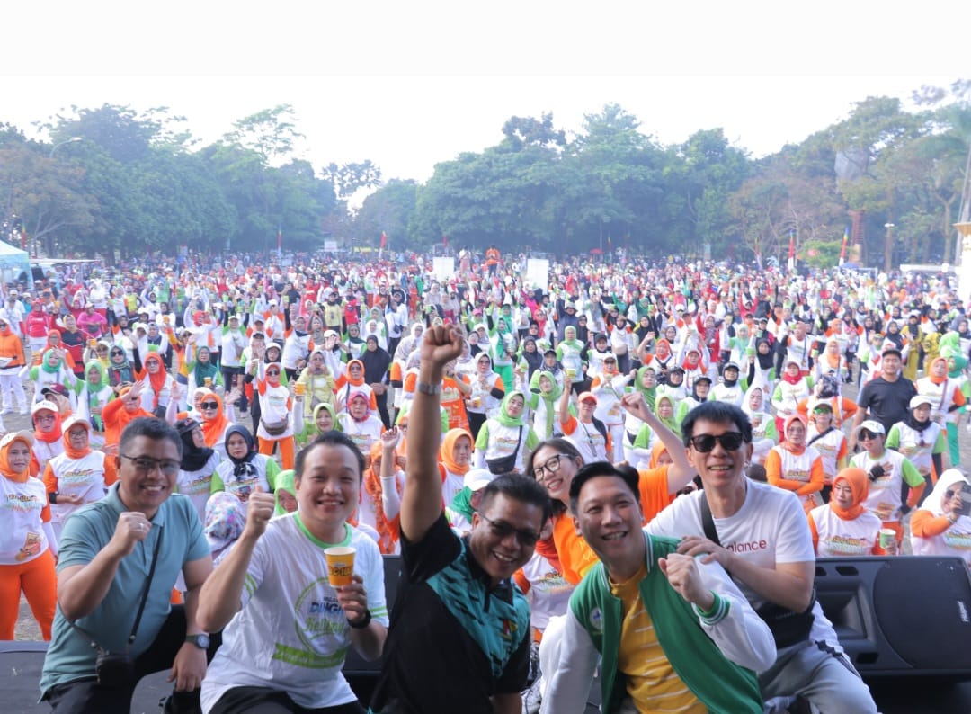 Diikuti Ribuan Peserta, Bupati Bandung Bersama Warga Gelar Senam Sehat dan Bugar