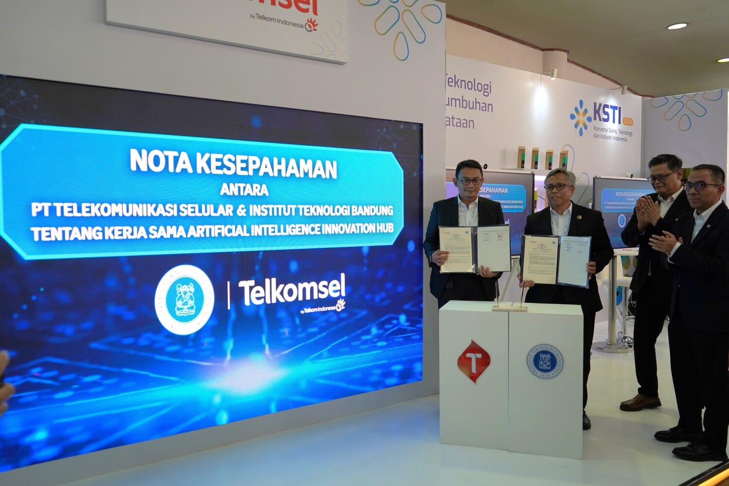 Telkomsel dan ITB Tandatangani Nota Kesepahaman, Hadirkan AI Innovation Hub di KSTI Indonesia 2025