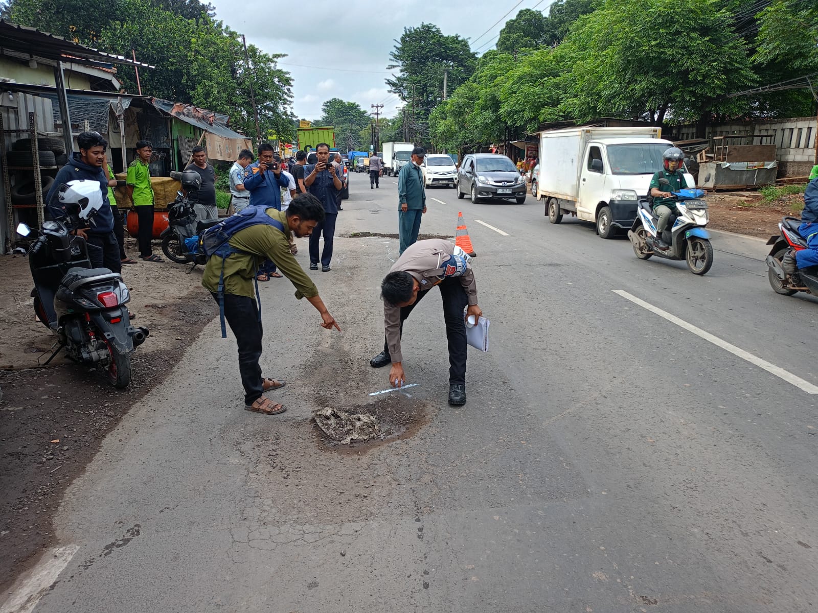 Pengendara Motor Tewas Terlindas Truk Akibat Jalan Berlubang