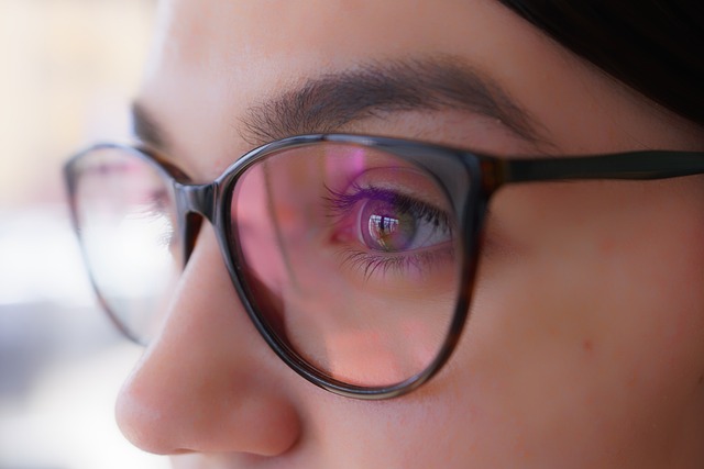 4 Tips Memilih Kacamata yang Cocok Agar Penampilan Keren dan Tidak Cupu, Simak !