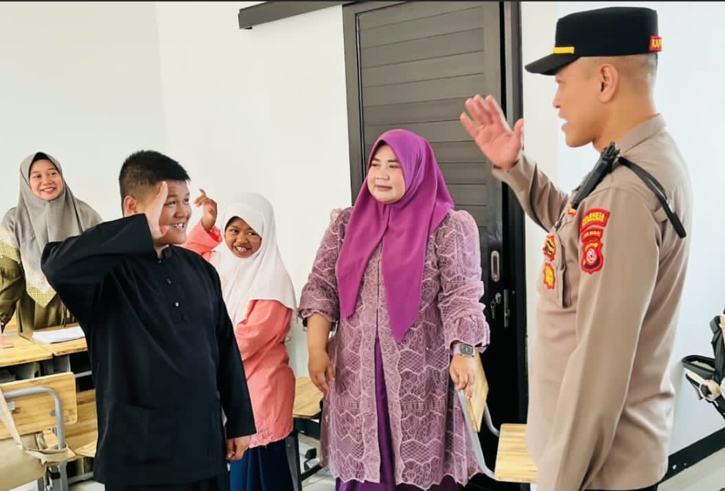 Sambangi SLBN, Ini Pesan Kapolsek Ciparay Polresta Bandung Kepada Murid dan Pihak Sekolah