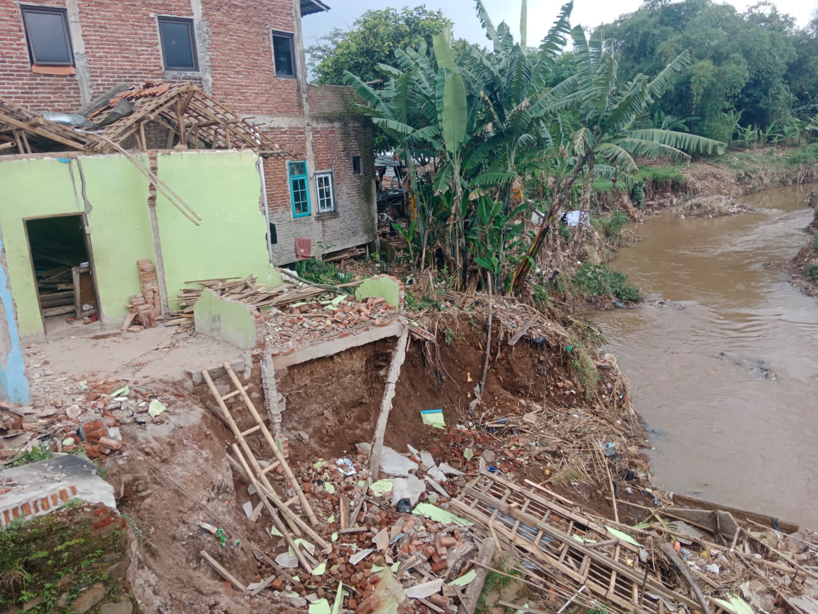 Diguyur Hujan Deras, Benteng Sungai Cirasea di Mekarsari Ciparay Bandung Ambrol: Rumah Warga Tergerus