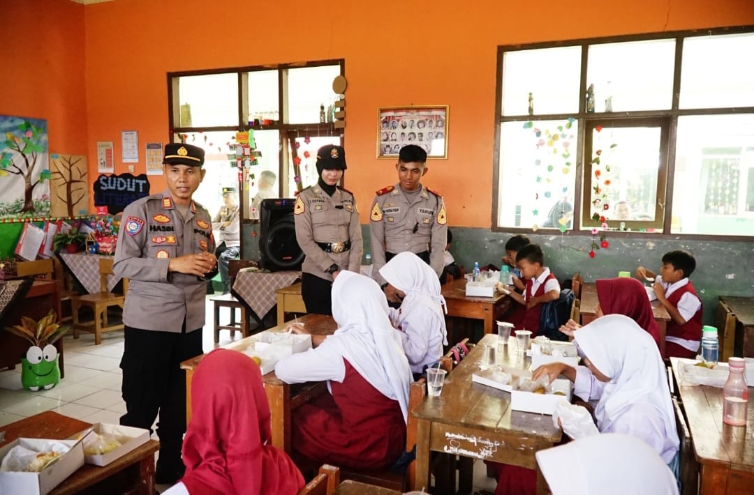 Tingkatkan Kualitas SDM, Polresta Bandung Monitoring Pendistribusian Makanan Bergizi di SDN Lemburmuncang